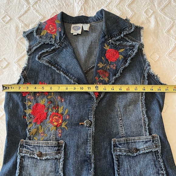 DG2 Embroidered Denim Vest Women's M Floral Rose Pockets Frayed Hem Boho Y2K - Picture 5 of 11
